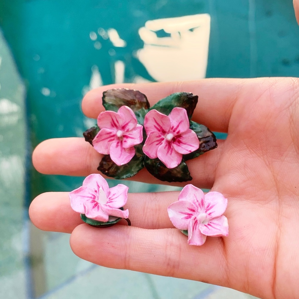 Vintage porcelain screw-back earring & brooch set